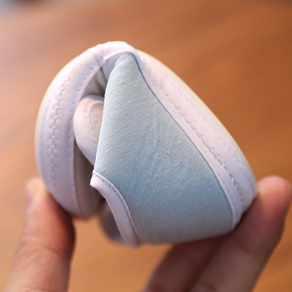 Model nou de cizme pentru bebelusi cu autocolante