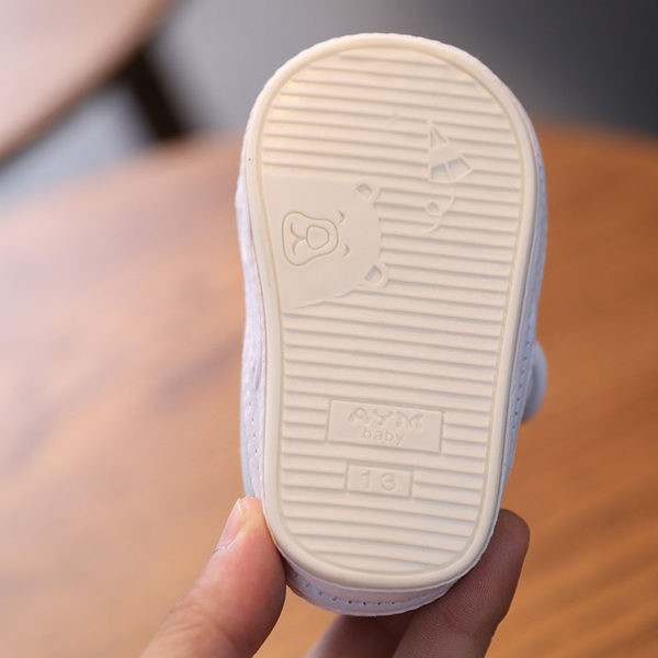 Model nou de cizme pentru bebelusi cu autocolante