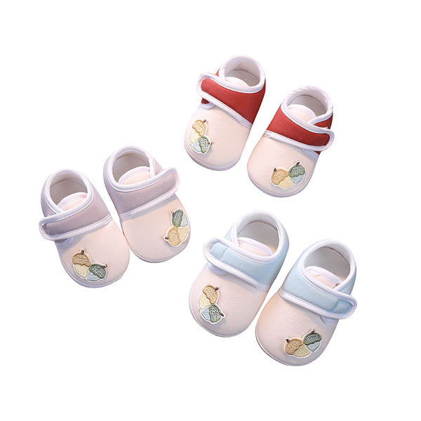 Model nou de cizme pentru bebelusi cu autocolante