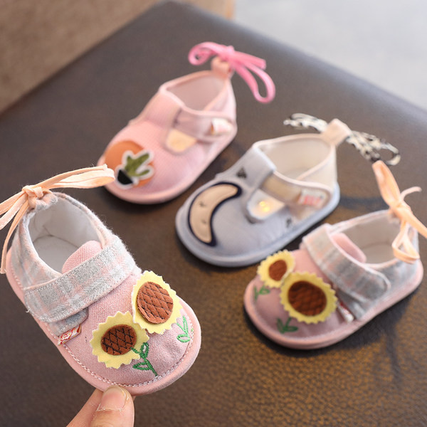 Текстилни бебешки обувки с мека подметка и велкро закопчаване