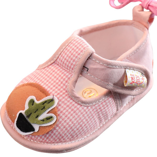 Текстилни бебешки обувки с мека подметка и велкро закопчаване