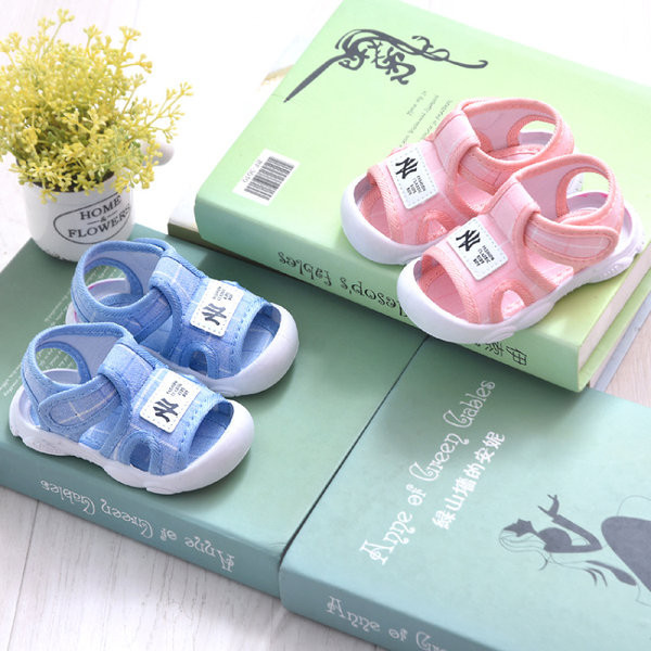 Model nou de sandale pentru bebelusi din material textil cu talpa moale