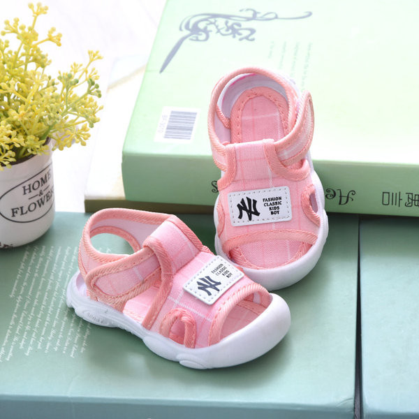 Model nou de sandale pentru bebelusi din material textil cu talpa moale