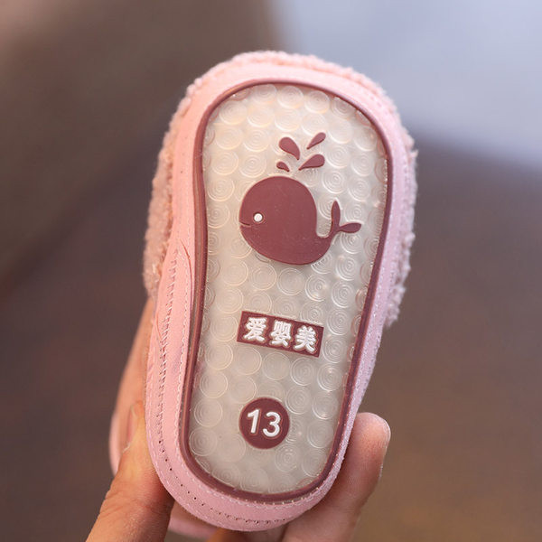 Cizme bebelusi cu vata mai multe modele element 3D si inscriptie