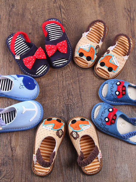 Бебешки текстилни сандали с апликация и ластик
