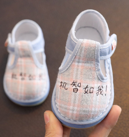 Cizme pentru bebelusi din material textil cu broderie colorata