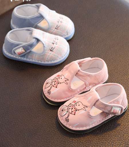 Cizme pentru bebelusi din material textil cu broderie colorata