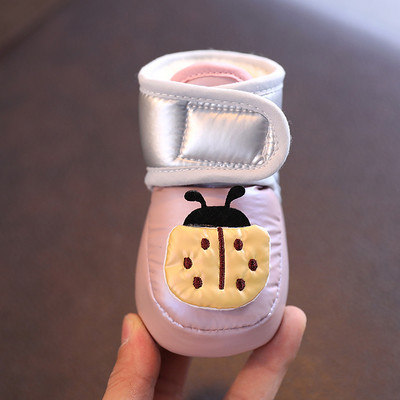 Pantofi pentru bebelusi cu captuseala de plasture si aplicatie