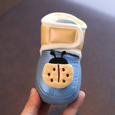 Pantofi pentru bebelusi cu captuseala de plasture si aplicatie