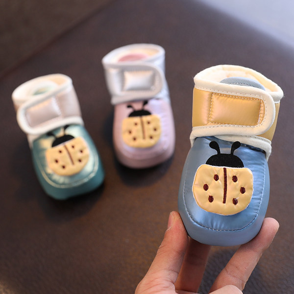 Pantofi pentru bebelusi cu captuseala de plasture si aplicatie