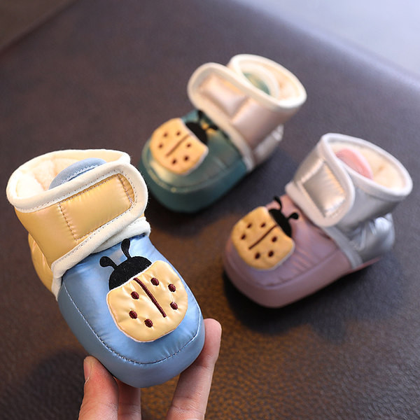 Pantofi pentru bebelusi cu captuseala de plasture si aplicatie