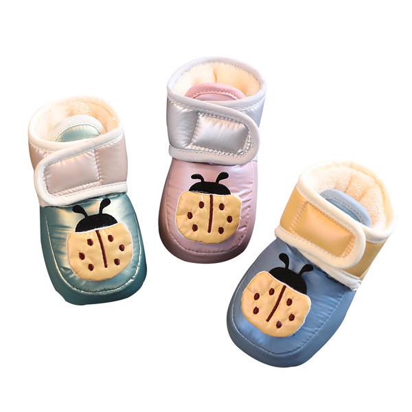 Pantofi pentru bebelusi cu captuseala de plasture si aplicatie