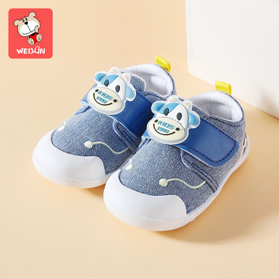 Pantofi pentru bebeluși cu element 3D și autocolant