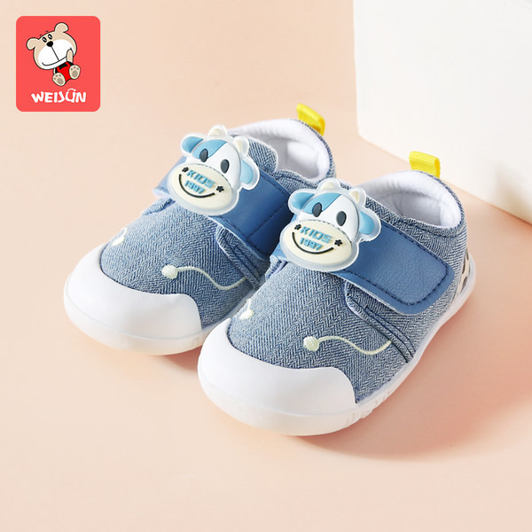 Pantofi pentru bebeluși cu element 3D și autocolant