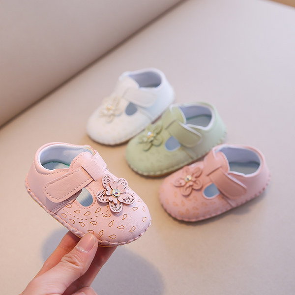 Pantofi moderni pentru bebelusi din piele ecologica cu element de flori 3D