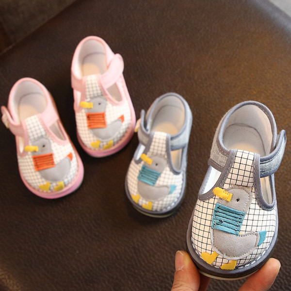 Pantofi textile pentru bebelusi cu aplicatie de rata