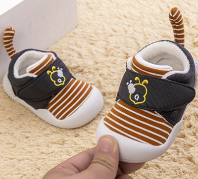 Pantofi pentru bebelusi cu autocolante - mai multe modele