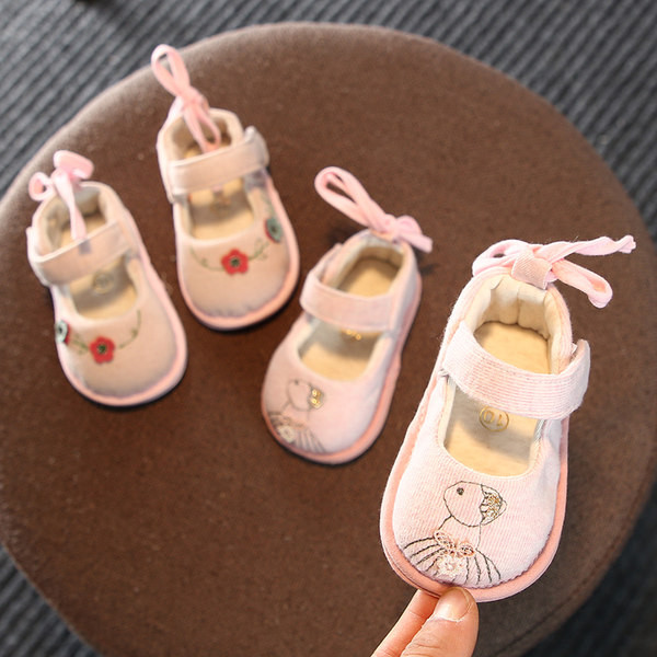 Cizme de primăvară pentru o fată cu broderie