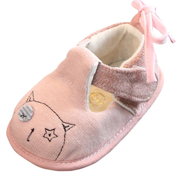 Cizme de primăvară pentru o fată cu broderie