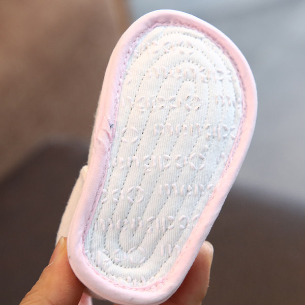 Cizme de primăvară pentru o fată cu broderie