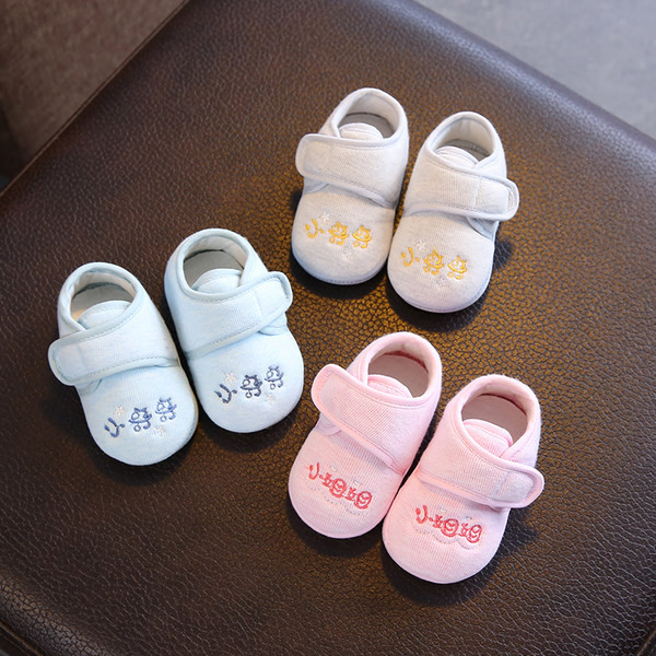 Pantofi respirabili pentru bebelusi cu autocolante si inscriptionare brodata