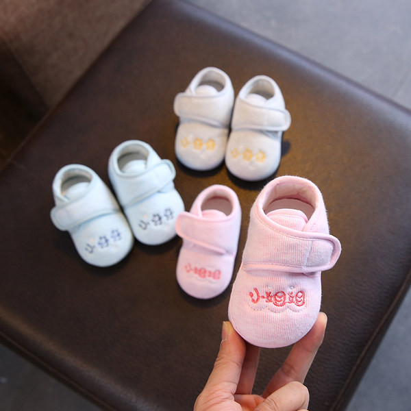 Pantofi respirabili pentru bebelusi cu autocolante si inscriptionare brodata