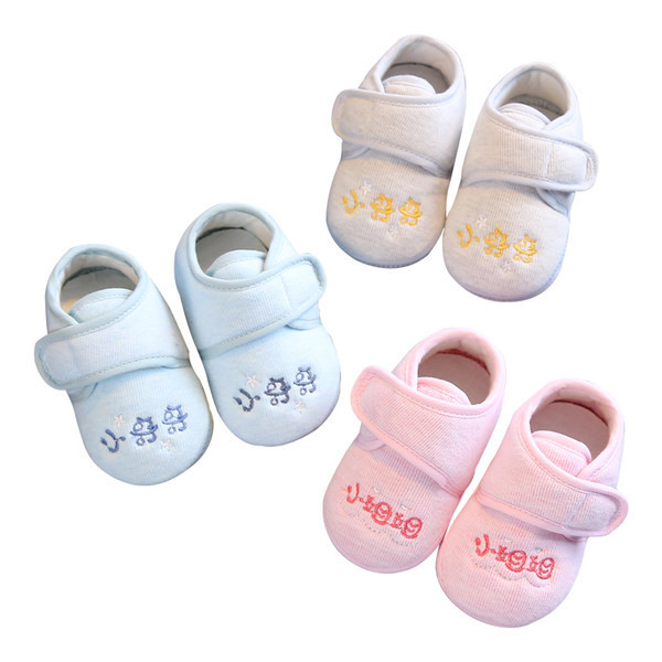 Pantofi respirabili pentru bebelusi cu autocolante si inscriptionare brodata
