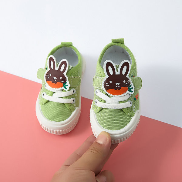 Model nou de adidași din material textil pentru bebeluși cu element 3D