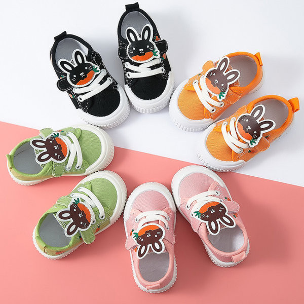 Model nou de adidași din material textil pentru bebeluși cu element 3D