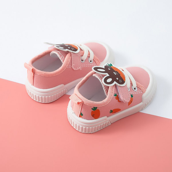 Model nou de adidași din material textil pentru bebeluși cu element 3D