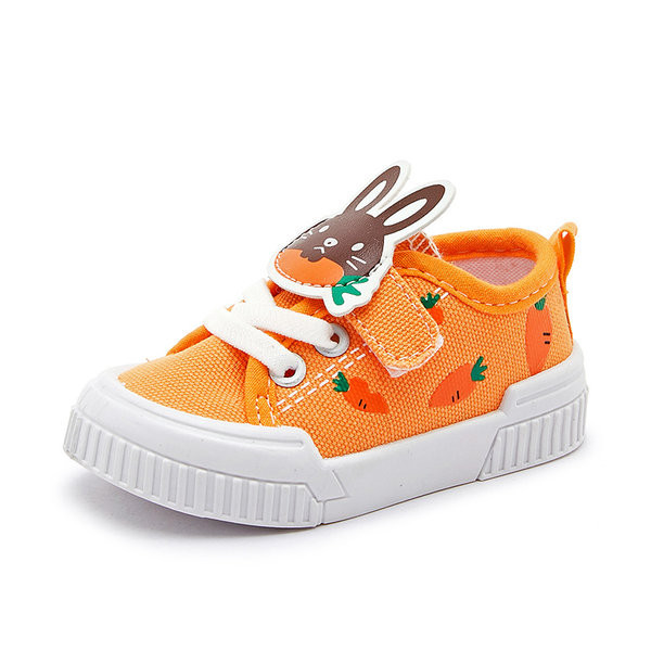 Model nou de adidași din material textil pentru bebeluși cu element 3D