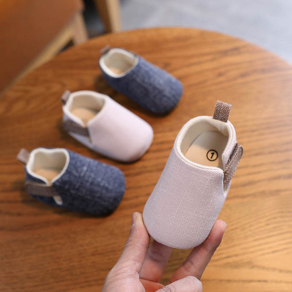 Mocasini pentru bebelusi din stofa cu autocolante