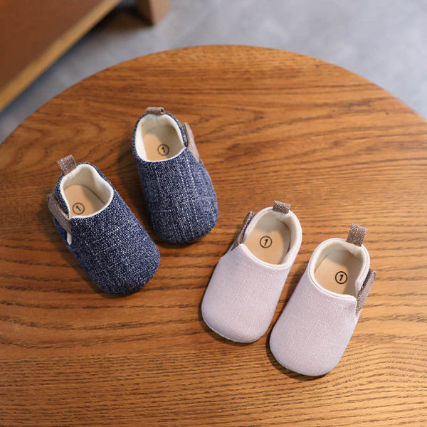 Mocasini pentru bebelusi din stofa cu autocolante