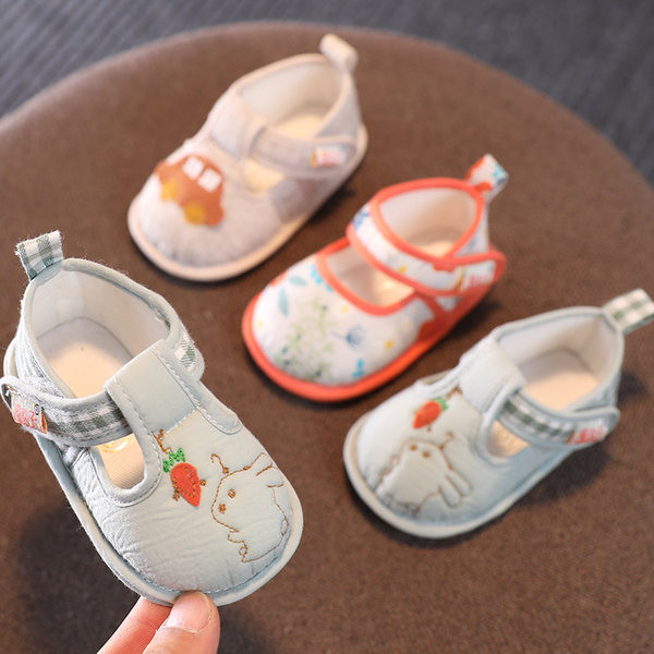 Botine pentru bebelusi cu broderie colorata