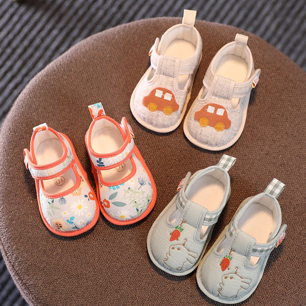 Botine pentru bebelusi cu broderie colorata