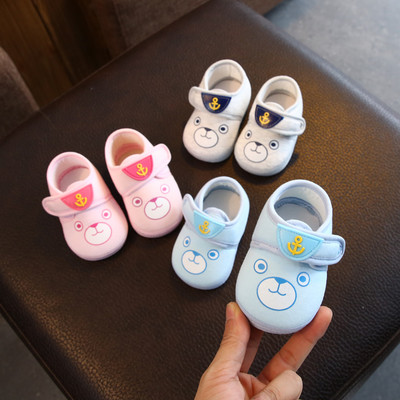 Бебешки обувки с емблема и лепенки