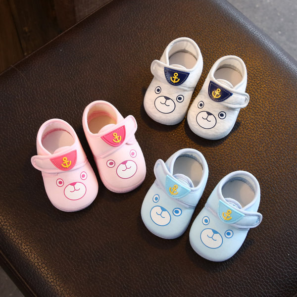 Pantofi pentru bebelusi cu emblema si autocolante