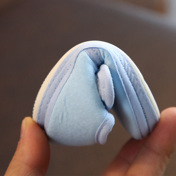 Pantofi pentru bebelusi cu emblema si autocolante