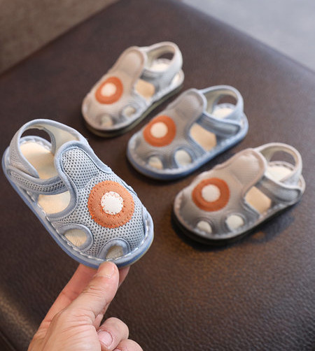 Бебешки сандали от плат с велкро лепенки