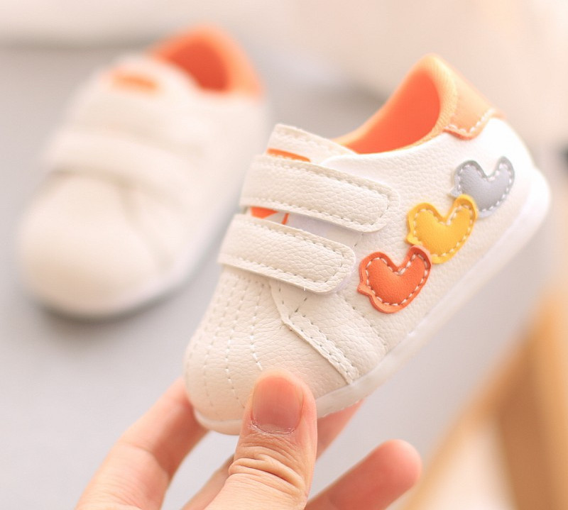 Бебешки обувки с емблема сърца и лепенки