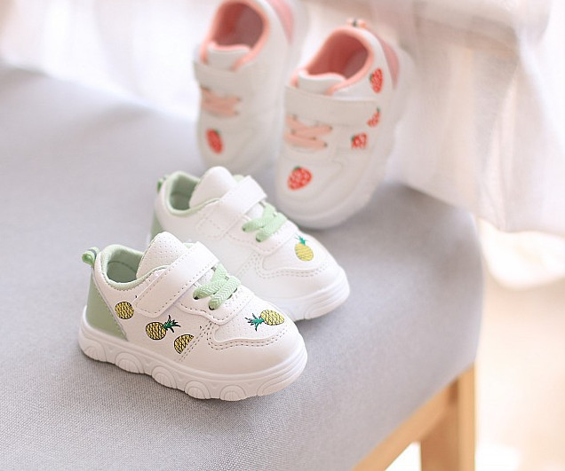 Adidași pentru bebeluși cu aplicare de culoare pentru fete și băieți