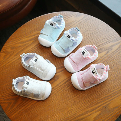 Pantofi pentru bebeluși cu inscripție și autocolante