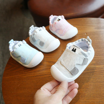 Pantofi pentru bebeluși cu inscripție și autocolante