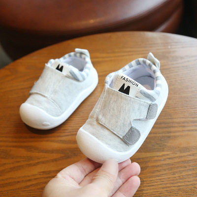 Pantofi pentru bebeluși cu inscripție și autocolante