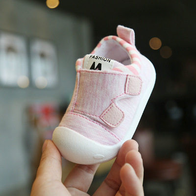 Pantofi pentru bebeluși cu inscripție și autocolante