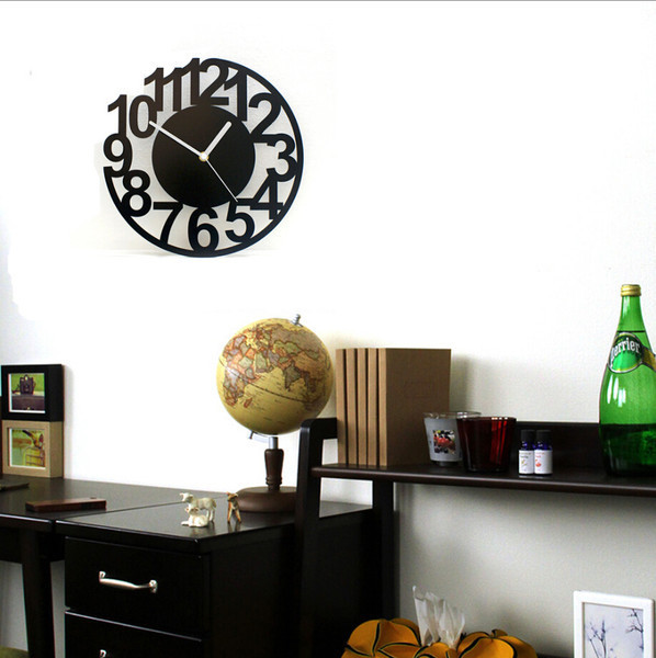 Ceas decorativ elegant, în formă rotundă, cu cifre