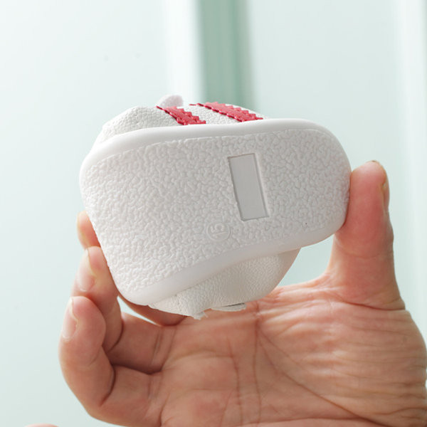 Model nou de adidași pentru bebeluși cu petice velcro din piele ecologică