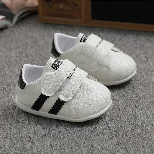 Model nou de adidași pentru bebeluși cu petice velcro din piele ecologică