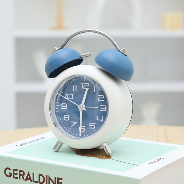 Mažas retro stiliaus žadintuvas - balta, mėlyna, žalia ir rožinė