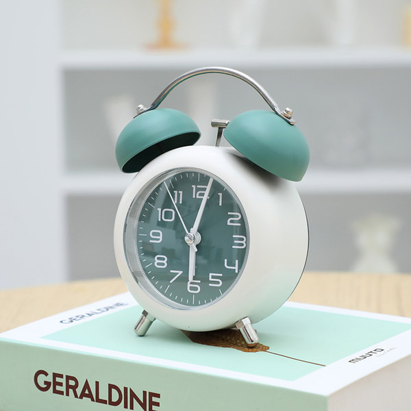 Mažas retro stiliaus žadintuvas - balta, mėlyna, žalia ir rožinė